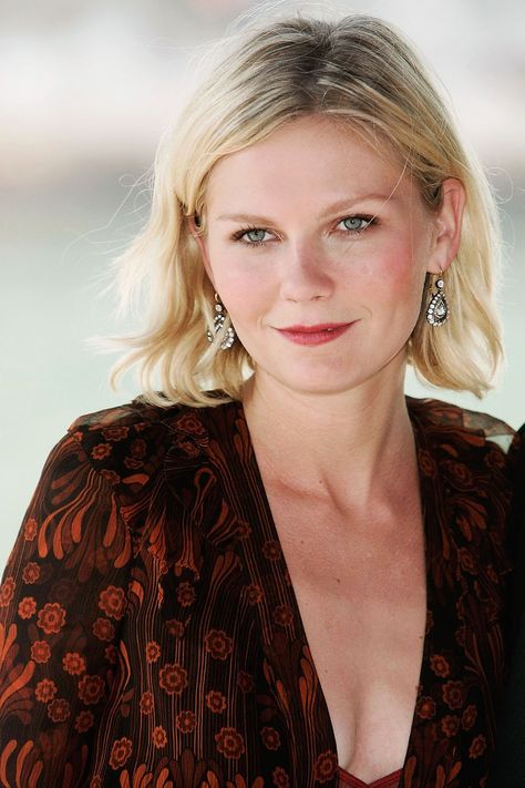 Kirsten Dunst's Best Beauty Moments Through the Years - 2005 Venice Film Festival Premiere of 'Elizabethtown' Kirsten Dunst Makeup, Kristen Dunst, Blonde Actresses, Red Carpet Beauty, Point Pleasant, Logan Lerman, Gemma Arterton, Actrices Hollywood, Kirsten Dunst