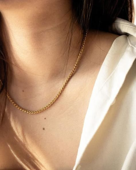 Necklaces by THE HEXAD | Modern accessories label for women Women Gold Chain Designs, Gold Chain Necklace Womens, Dainty Diamond Necklace, Gold Chain Design, Long Pearl Necklaces, Woven Chain, Gold Fashion Necklace, Gold Jewelry Simple, Gold Chain Jewelry