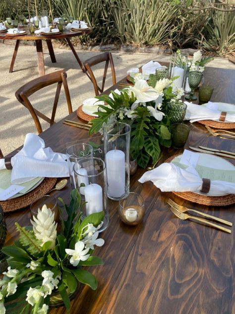 Forest Green Beach Wedding, Green And White Tropical Wedding, Burlap Wedding Table, Aruba Wedding, Outdoor Beach Wedding, Table Coordinate, Aruba Weddings, Jungle Wedding, Tropical Wedding Theme