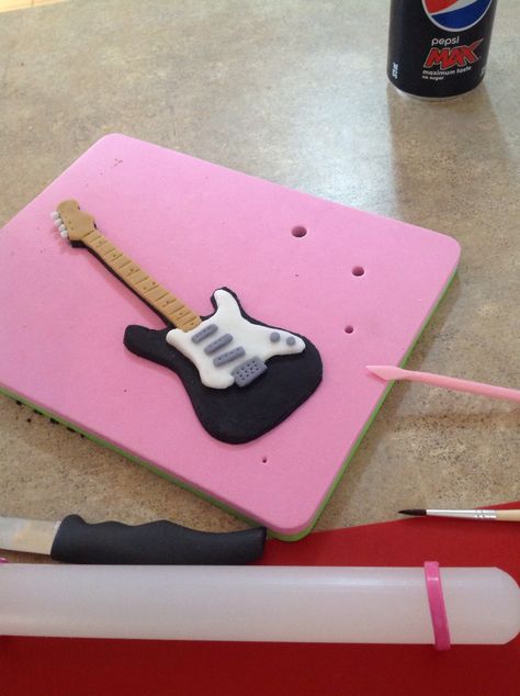 Guitar cake topper Fondant Guitar Tutorial, Fondant Guitar, Guitar Cake Topper, Guitar Birthday Cakes, Cake Topper Template, Elvis Presley Cake, Piano Cakes, Melon Cake, Music Cakes