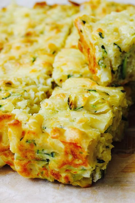 Zucchini Squares, Cheese Zucchini, Savoury Slice, Zucchini Side Dishes, Slice Recipe, Zucchini Slice, Slices Recipes, Omelet, Zucchini Recipes