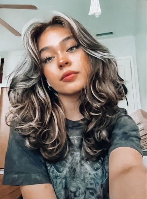 Latina Short Hair, Short Hair Latina, Latina Hair Color Ideas, White Hair Highlights, Blue Hair Highlights, Dyed Tips, Hair Dye Tips, Latina Hair, Dyed Curly Hair