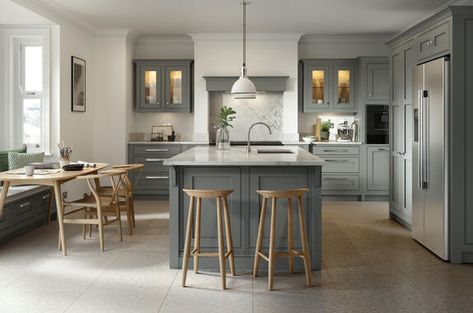 Clarendon Dust Grey Kitchens | Dust Grey Shaker Kitchen Award Winning Kitchen Design, Grey Shaker Kitchen, Shaker Kitchen Design, Modern Country Kitchens, Серая Кухня, Classic Kitchen Design, Shaker Style Kitchens, Traditional Cabinets, Kitchen Images