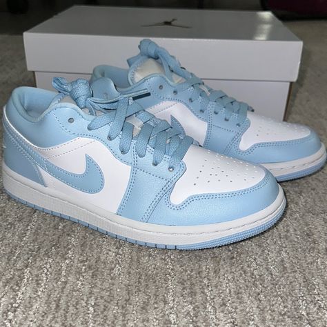 Brand New!! Never Worn Shoes For Teenage Girl, Nick Shoes, Jeans With Chains, Casual Shoes Women Sneakers, Nike Shoes Women Fashion, Pretty Sneakers, Nike Fashion Shoes, Cute Nike Outfits, Preppy Shoes