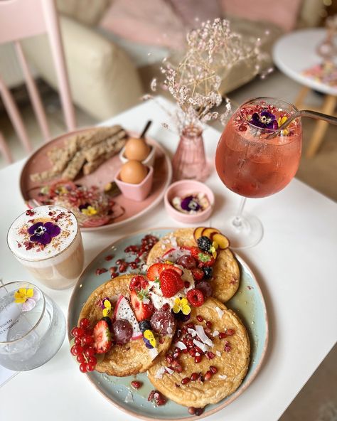 Looking for a cute breakfast/ brunch spot just outside the city of Ghent? 🥞🌸🍹Go to @_cocotine_ , such a cute pink spot and the food and drinks are so good!! #cocotine #gent #visitgent #brunchtime #brunchgoals Pink Brunch Cocktails, Brunch Aesthetic Restaurant, Brunch Outside, Tropical Brunch, Brunch Miami, Boozy Brunch Aesthetic, Miami Brunch Spots, Brunch Barcelona, Cute Breakfast