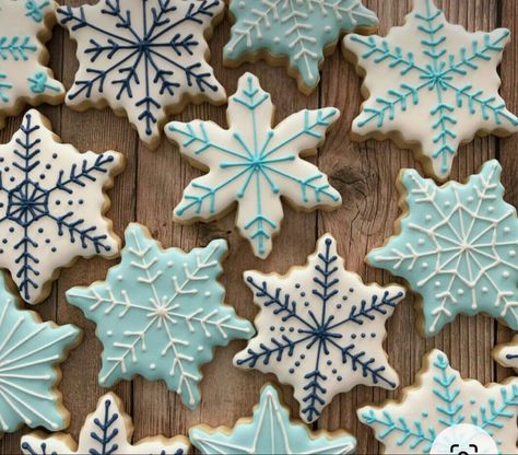 Blue Snowflake Cookies, Gingerbread Snowflakes Decorating Ideas, Snowflake Icing Design, Snow Flake Cookie Designs, Christmas Sugar Cookies Snowflakes, Christmas Cookie Snowflake, Winter Theme Cookies Decorated, Winter Cookies Decorated Easy, Easy Snowflake Cookie Decorating