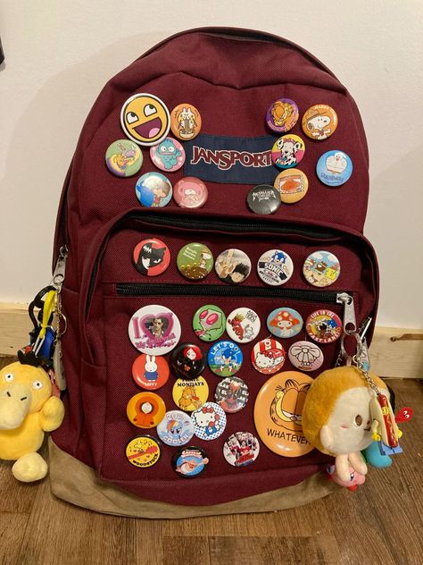 Backpacks With Pins, Backpack With Pins, Backpack Ideas, Backpack Art, Ita Bags, School Bag Essentials, Decorated Bags, Inside My Bag, Unique Backpacks