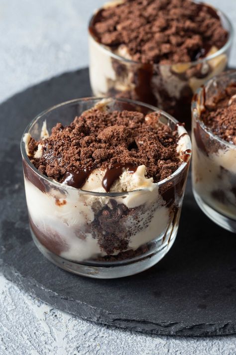 Coffee and Caramel Ice Cream Trifle - Overtime Cook Coffee Ice Cream Sundae, Gourmet Ice Cream Recipes, Birthday Party Concession Stand, Ice Cream Trifle, Coffee Dessert Recipes, Coffee Flavored Ice Cream, Dessert Trifle, Tiramisu Recipes, Desserts Drinks