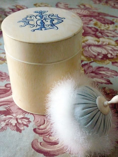 Vintage Powder Puff, Victorian Makeup, Body Powder Puff, Vintage Parfum, Powder Puffs, Powder Box, Vintage Cosmetics, Vintage Makeup, Body Powder