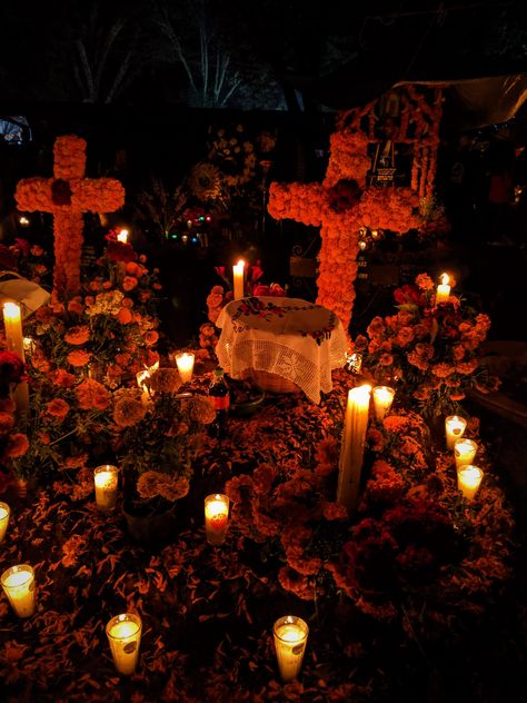 Celebración del Día de los Muertos en Michoacán: cementerio donde se inspiró la película de "Coco" Dia De Los Muertos Decorations Ideas, Mexico Day Of The Dead, Pumpkin Carvings Stencils, Día De Muertos, Mexican Culture, Grave Marker, Wedding Mood Board, Jesus Pictures, Dia De Muertos