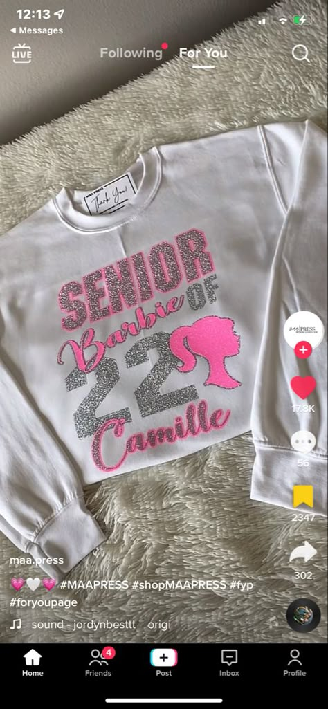 Diy Senior Sweatshirt, Senior Shirt Ideas Black People, Senior Hoodies Diy, Barbie Senior Shirt, Barbie Senior Pictures, Senior Class Of 2024 Shirt Ideas, Senior Sweatshirts Ideas Diy, Senior Clothes, Custom Senior Outfits 2025