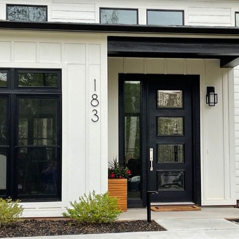 Exterior Numbers House, Modern Black House Numbers, Black House Numbers On White, Large Modern House Numbers, Modern Farmhouse House Numbers, Outside House Paint Colors Ideas Modern, Outdoor Paint Colors For House Modern, Black White And Wood House Exterior, Small White House Black Trim