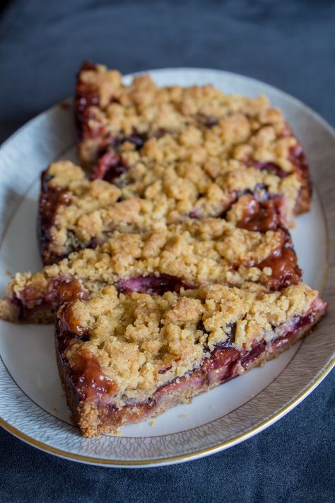 Vegan Plum Tart, Vegan Plum Crumble, Healthy Plum Cake, Damson Recipes, German Plum Cake, Crumble Cake Recipe, Plum Dessert, Chocolate Avocado Brownies, Vegan Crumble