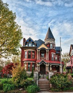 I want a Victorian House so bad! AND I want it   built from scratch. . . haha looks like I'll be selling a kidney Artsy Sketches, Savannah House, Old Victorian Homes, Victorian Style House, Houses Interior, Victorian Beauty, Victorian Style Homes, Victorian Mansions, Clay Houses