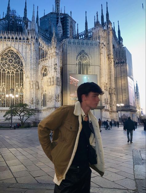 Milan Poses Photo Ideas, Italy Boy Aesthetic, Italy Boys, Paris Picture Ideas, Milano Aesthetic, Starboy Outfit, Italia Aesthetic, Milan Outfits, Grand Prix Art