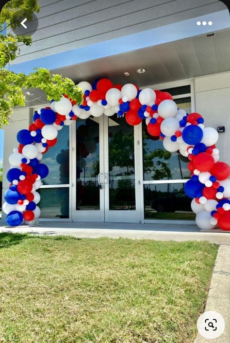 White And Blue Balloon Arch, Memorial Day Ideas, Blue Balloon Arch, Balloon Arch Decorations, Memorial Day Decorations, Balloon Crafts, Blue Balloon, 70th Birthday Parties, Balloon Backdrop