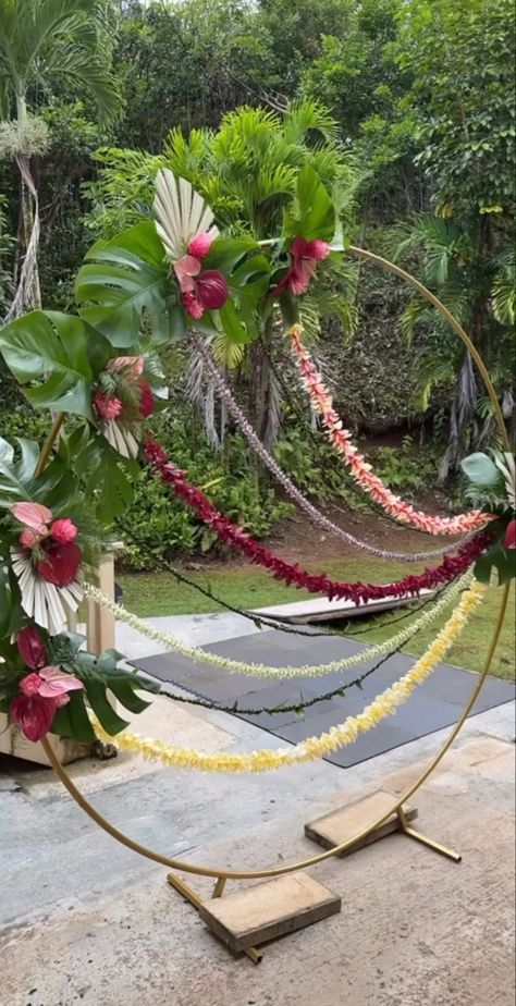 Lei Stand For Party, Lei Backdrop, Hawaiian Wedding Decorations, Flower Lei Diy, Lei Stand, Tropical Flowers Bouquet, Hawaiian Party Decorations, Photo Backdrop Wedding, Creative Flower Arrangements