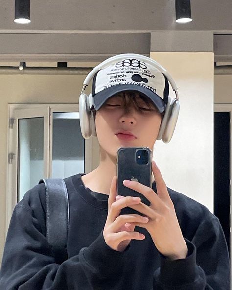 Headphones Outfit, Aesthetic Boys Outfit, Headphone Outfit, Asian Men Fashion, Aesthetic Boys, Cute Asian Guys, Interesting Information, Telegram Channel, Foto Ideas Instagram