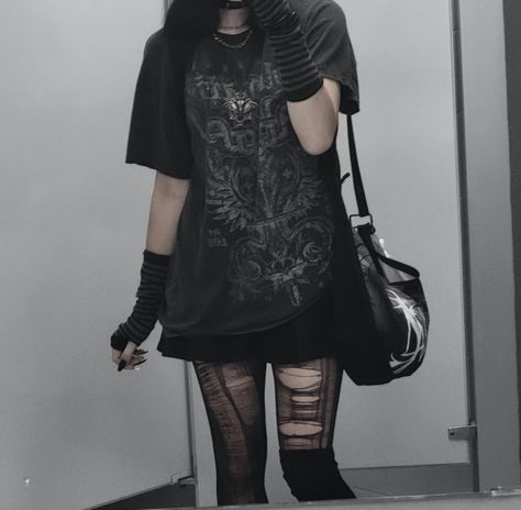 Ripped Tights Outfit, Goth Tshirt, Ripped Tights, Punk Style Outfits, Outfit Grunge, Punk Outfits, Alt Fashion, Tights Outfit, Tshirt Outfits