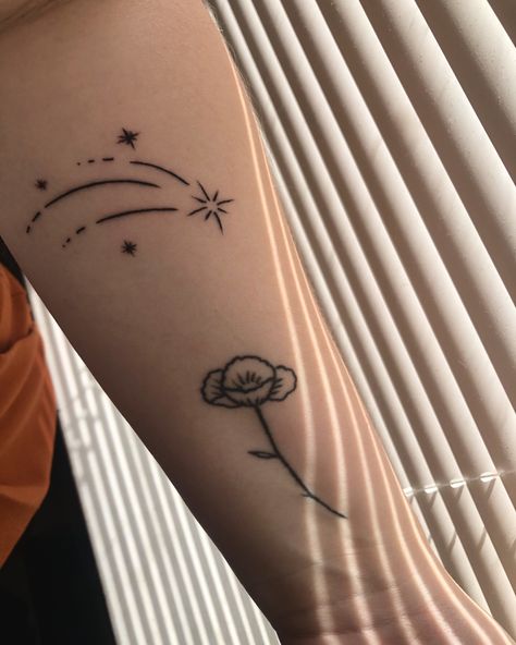 Floral Star Tattoo, Delicate Stars Tattoo, Filled In Star Tattoo, Delicate Star Tattoos For Women, Shooting Stars Tattoo, Small Star Cluster Tattoo, Falling Star Tattoo, Shooting Star Tattoo Designs, Line Art Star Tattoo