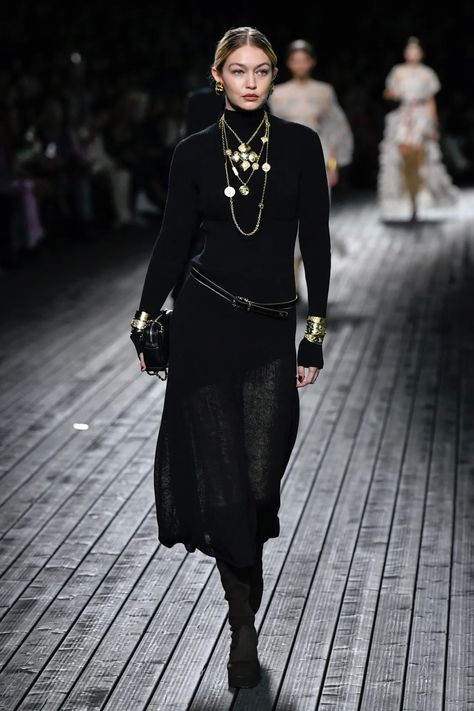 Chanel Fall 2024 Ready-to-Wear Runway, Fashion Show & Collection Review [PHOTOS] Rtw 2024, Paris Fashion Week Chanel, Prenatal Pilates, Exercise For Pregnant Women, Chanel Style Jacket, Fashion Catwalk, Coco Chanel Fashion, Fall Runway, Chanel Runway