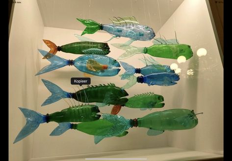 Recycled Christmas Decorations, Ocean Animal Crafts, Underwater Party, Waste Art, Ocean Projects, Recycling Projects, Craft From Waste Material, Plastic Bottle Art, Recycled Art Projects