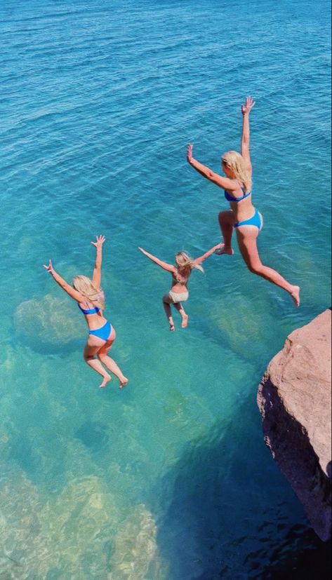 Jumping Pictures, Aesthetic Lake, Cliff Jumping, Cliff Diving, Boat Pictures, Boat Pics, Lake Pictures With Friends, Friends Black, Pictures With Friends