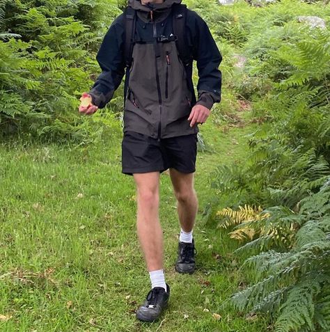 Mens Hiking Outfit Summer Style, Hiking Men Aesthetic, Mens Summer Hiking Outfit, Hiking Outfit Men Mountain, Gorpcore Summer Outfit, Hiking Boots With Shorts, Hiking Outfit Men Summer, Outfit Trekking, Hiking Pose