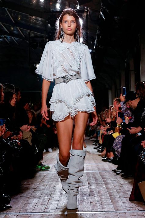 Isabel Marant Style, Catwalk Design, 2020 Fashion Trends, Trending Fashion Outfits, Runway Trends, Ready To Wear Collection, Live Fashion, Isabel Marant, Runway Fashion