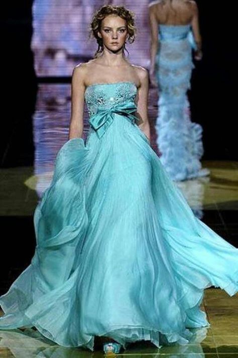 ;-) Elie Saab Spring, Gaun Fashion, Woman Walking, فستان سهرة, Evening Dresses Elegant, Couture Gowns, Designer Gowns, Gorgeous Gowns, Elie Saab