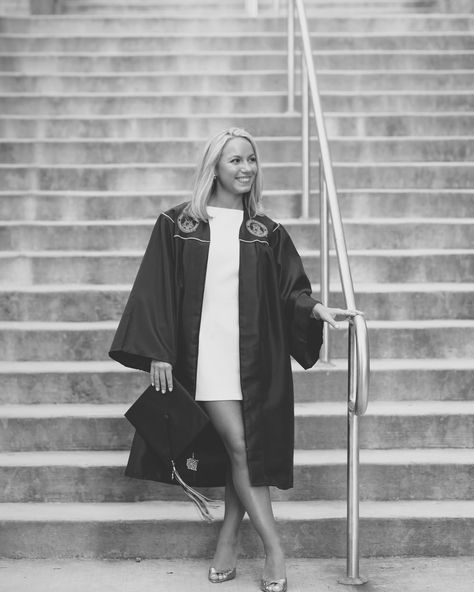 Stairs Graduation Pictures, Photos Stairs, College Pics, Graduation Shoot, Grad Shoot, Graduation Photography Poses, Graduation Photography, Graduation Photo, Grad Pics