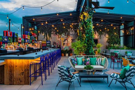 20 amazing rooftop bars in New York City | 6sqft Rooftop Bar Design, Rooftop Restaurant Design, Rooftop Bars Nyc, San Myshuno, Nyc Rooftop, Residential Pool, Rooftop Terrace Design, Retractable Roof, Outdoor Seating Area