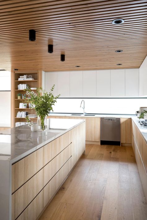 The Living Room Was Placed On The Top Floor Of This Home So They Could Enjoy The Water Views Natural Wood Ceiling, Wood Slat Ceiling, Kitchen Ceiling Design, Functional Kitchen Design, Timber Kitchen, Interior Design Contemporary, Beach House Interior Design, Timber Ceiling, L Shaped Kitchen