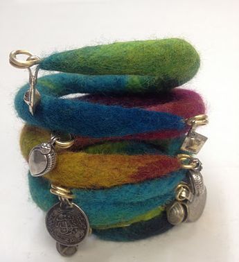 Felt Bracelet, Felted Jewelry, Diy Bling, Felt Necklace, Felt Beads, Felt Jewelry, Wet Felt, Fiber Jewelry, Wool Projects