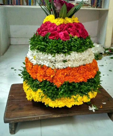 Small bathukamma Bathukamma Making Ideas, Batukamma Decoration Ideas, Bathukamma Designs, Batukamma Decoration, Bathukamma Decoration Ideas, Bathukamma Images, Batukamma Images, Flower Wall Decor Diy, Poo Kolam