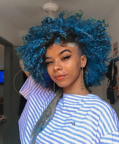 Image shared by Ridley Duleuze. Find images and videos about style, hair and blue on We Heart It - the app to get lost in what you love. Blue Afro Hair, Blue Curly Hair, Blue Natural Hair, Blue Afro, Blue Curls, Blue Hair Girl, Dyed Curly Hair, Dyed Hair Inspiration, Colored Curly Hair