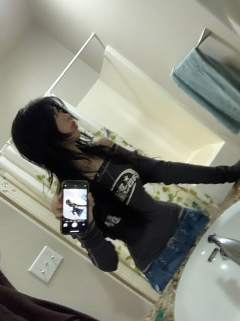 Asian Y2k Girl, Goth Mirror Selfie, Grunge Mirror Pics, Emo Mirror Selfie, Mirror Selfie Body Poses, Grunge Black Hair, Gyaru Douyin, Asian Mirror Selfie, Long Wolf Cut With Bangs