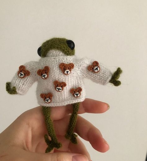 Knitted Frog Pattern, Frog Knitting, Knitted Frog, Frog Toy, Needle Crochet, Crochet Products, Amigurumi Knitting, Confection Au Crochet, Crochet Frog