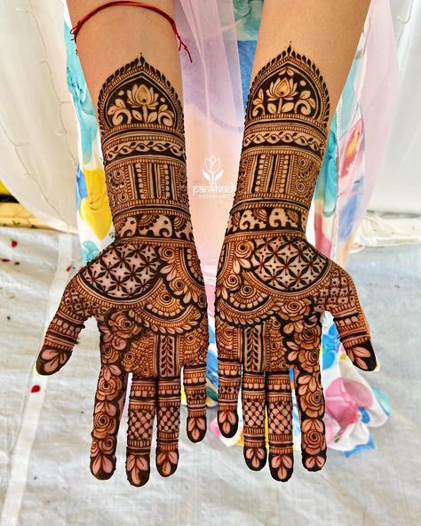 2025 bridal bookings are open!! Email us with date and location at dimple.shah.nvs@gmail.com Sider Mehndi Design Latest, Sider Mehndi Design, Sider Mehndi, Bridal Mehandi Designs, Bride Henna, Front Mehndi, Indian Mehendi, Hand Mehendi, Full Mehndi