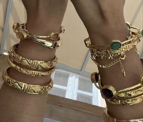 Latina Fits, Estilo Hailey Baldwin, Chunky Gold Jewelry, Dope Jewelry Accessories, Aesthetic Gold, Dope Jewelry, Chunky Jewelry, Nail Jewelry, Gold Bracelets