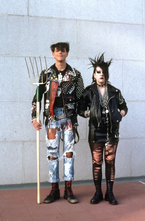 Incredible photographs of L.A.‘s punks, mods and rockers from the 1980s | Dangerous Minds 1980s Punk Fashion, 80s Punk Fashion, 1980s Punk, Alternative Subcultures, Punk Outfit, 70s Punk, 90s Punk, 80s Punk, Punk Culture