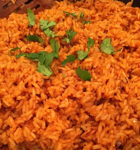 Long grain rice is fried with fresh chopped onion and cooked in chicken broth and tomato sauce with Taco Seasonings for a simple easy Spanish Rice dish. Orange Rice, Spanish Rice Easy, Mexican Rice Easy, Spanish Rice Recipe, Jollof Rice, Rice Dish, Spanish Rice, Mexican Rice, Easy Mexican