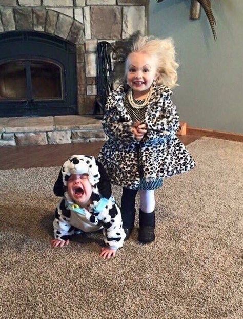 Best Halloween costume for big sister/little brother! [Found on RiseFeed] Costumes For Sisters, Halloween Costumes For Sisters, Sister Halloween Costumes, Sibling Halloween Costumes, Baby Kostüm, Cruella Deville, Fantasias Halloween, Cute Halloween Costumes, Baby Halloween Costumes