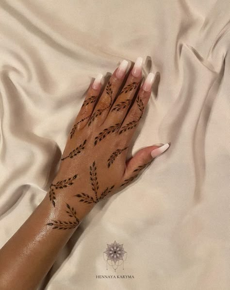 by @hennaya_karyma Simple Henna Designs Hand, Henne Tattoo, Cute Henna Tattoos, Henna Style Tattoos, Cute Henna, Finger Henna Designs, Henna Tattoo Designs Hand, Finger Henna, Henna Art Designs