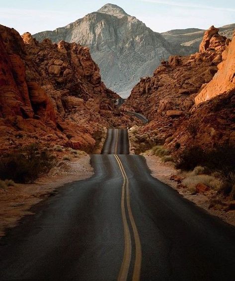 Desert Drive, Route 66 Road Trip, Beautiful Roads, Desert Life, Scenic Roads, Places In The World, Beautiful Places In The World, Heart Eyes, Route 66