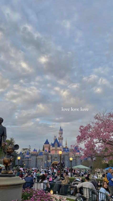 disneyland Pics To Take In Disney World, Disney Vacation Aesthetic, Disney Story Instagram, Disney Insta Story, Disneyland Story Instagram, Disney Instagram Story Ideas, Disneyland Instagram Stories, Disneyland Pictures Aesthetic, Disneyland Date Aesthetic