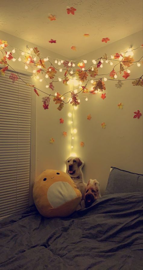 Fairy Light Hanging Ideas, Fall Inspired Room, Fall Decor Room Ideas, Autumn Themed Room, Halloween Themed Bedroom Ideas, Autumn Diy Room Decor, Fall Decorated Room, Autumn Room Decor Diy, Autumn Themed Bedroom