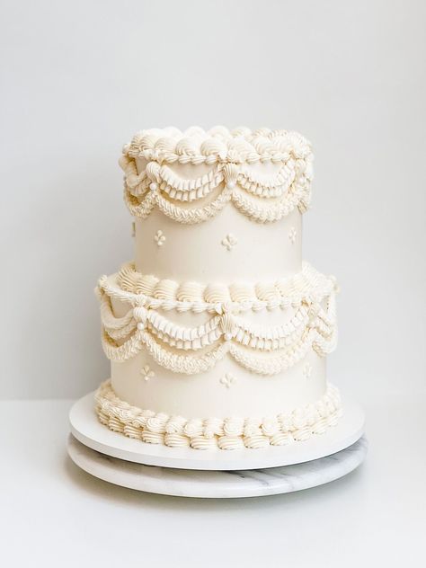 Two Tier Buttercream Cake, Gin Wedding, Wedding Cake And Cupcakes, 2 Tier Wedding Cakes, Bolo Vintage, Cotton Gin, Italian Wedding Cakes, Single Tier Cake, Vintage Birthday Cakes