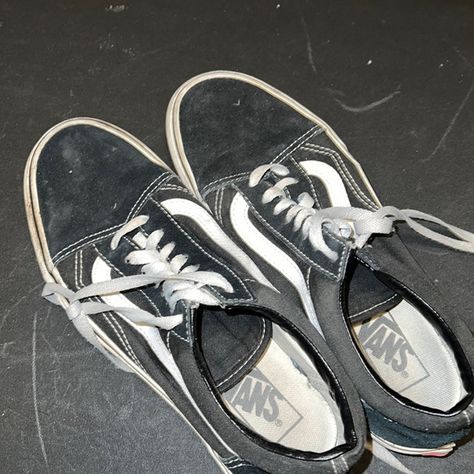 Old skool white and black lace vans worn Lace Vans, Roxanne Weasley, Skater Fits, Vans Aesthetic, Old School Aesthetic, Vans Old School, Vans Girl, Old School Vans, Skater Shoes