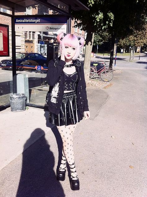 Perky goth Perky Goth, Creepy Cute Fashion, Gothic Kawaii, September Outfits, Goth Subculture, Arte Punk, Tokyo Street Fashion, Hipster Grunge, Pastel Goth Fashion